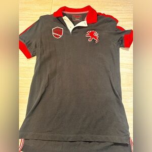 Men’s Express Polo 
Lion
Black, Red, White
Size M
Modern Fit